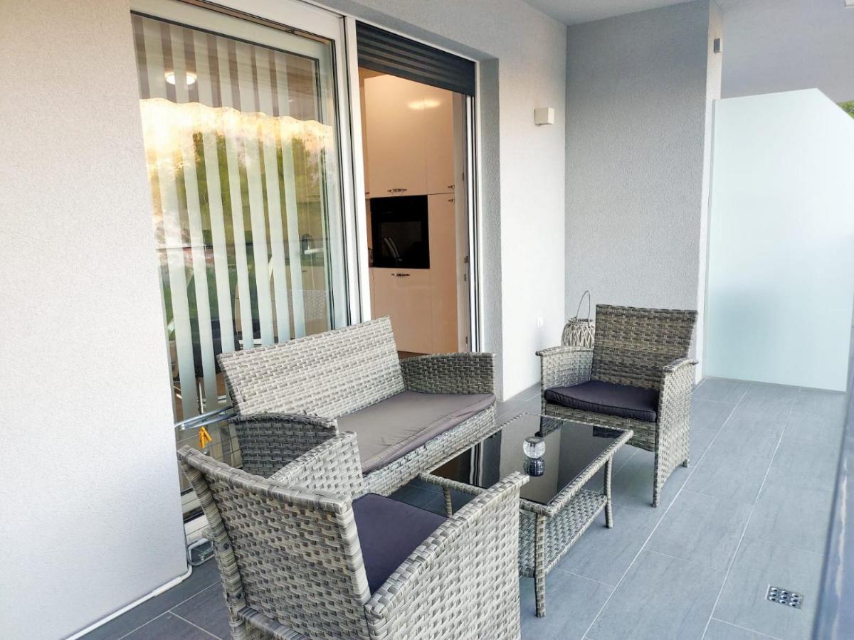Apartments Elin Omis Exterior photo