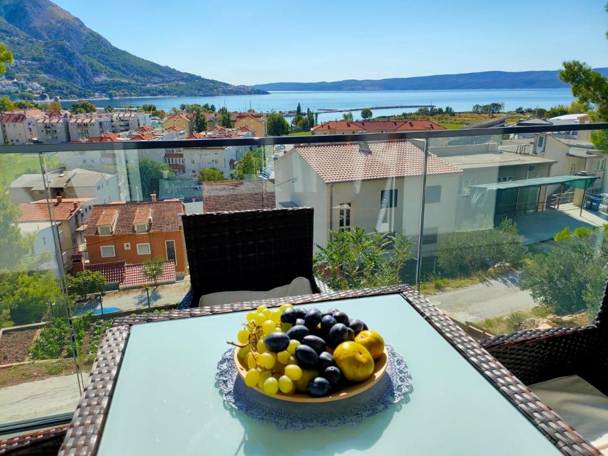 Apartments Elin Omis Exterior photo
