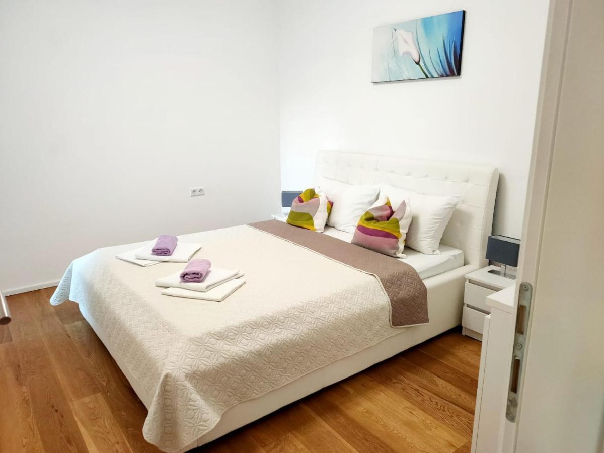 Apartments Elin Omis Exterior photo