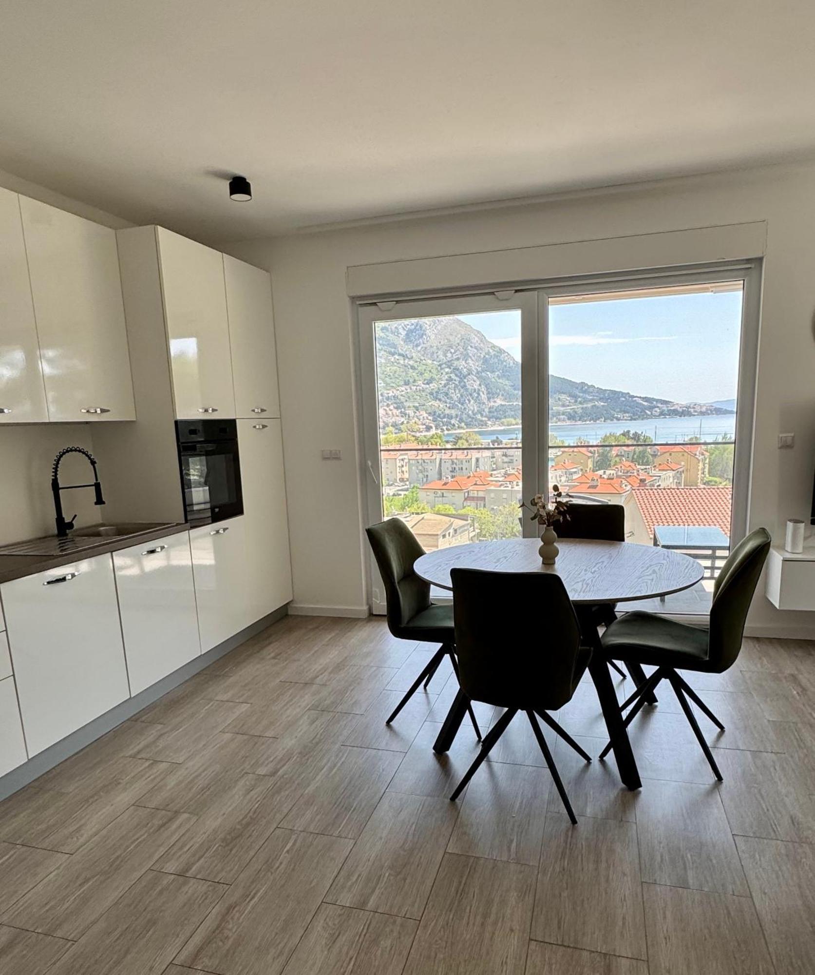 Apartments Elin Omis Exterior photo