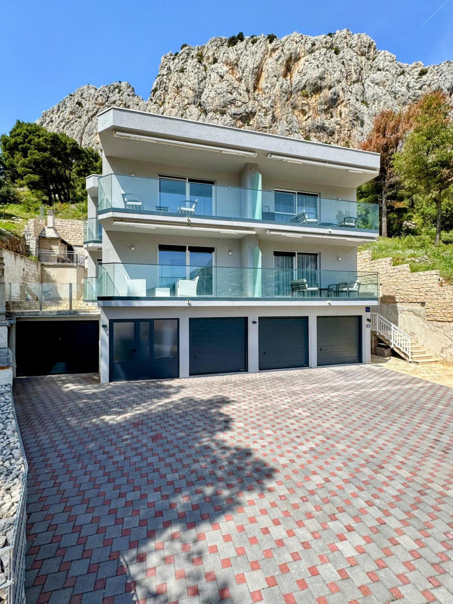 Apartments Elin Omis Exterior photo