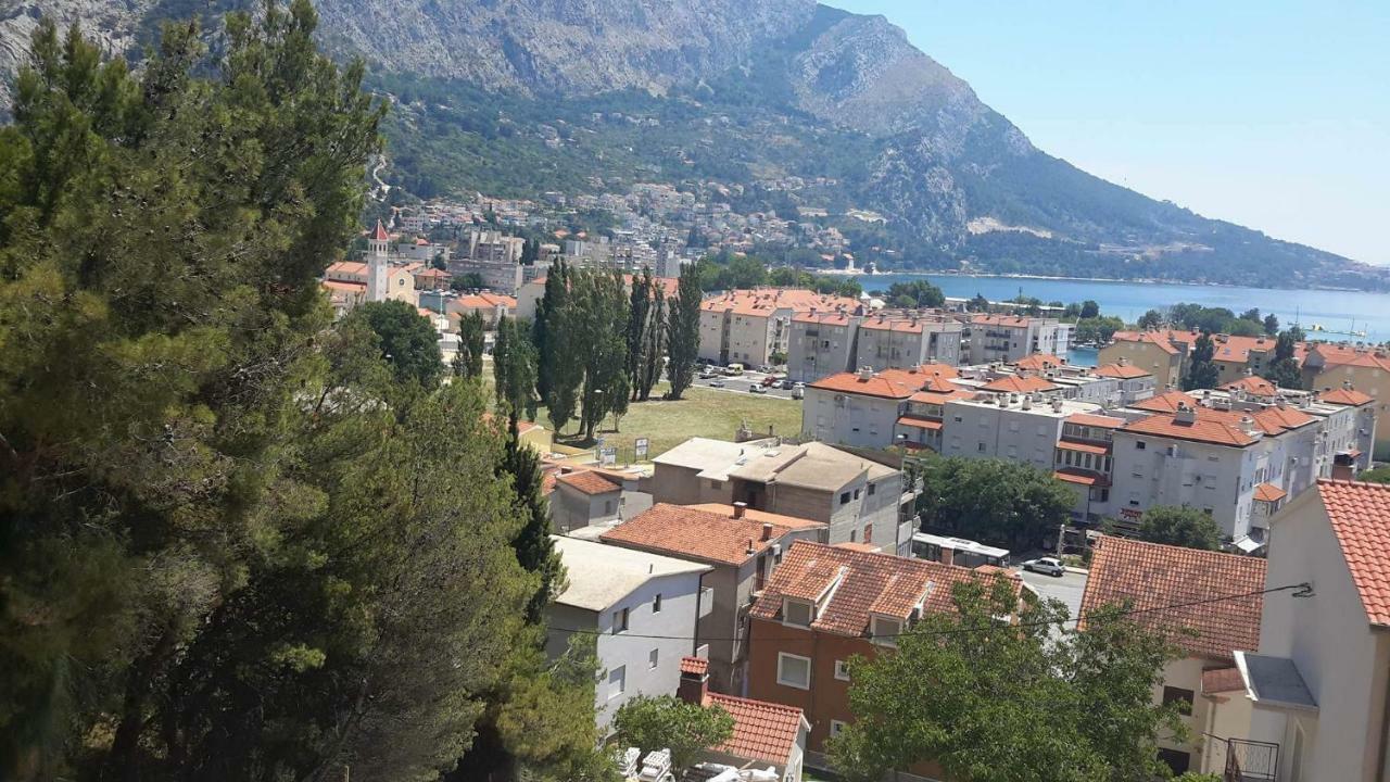 Apartments Elin Omis Exterior photo