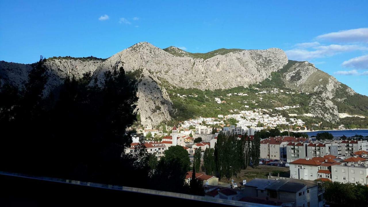 Apartments Elin Omis Exterior photo